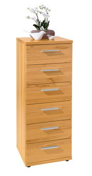 Holzfarbene Schubkastenkommode mit sieben Schubladen, dekoriert mit einer Orchidee und zwei weißen Vogel-Figuren auf der Oberseite, seitliche Perspektive.