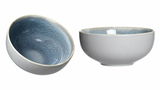 Zwei Müsli-Schalen Skagen, 15 cm, in Blau. Eine Schale liegt schräg, die andere steht aufrecht. Die Innenseite zeigt ein blaues, gesprenkeltes Muster.