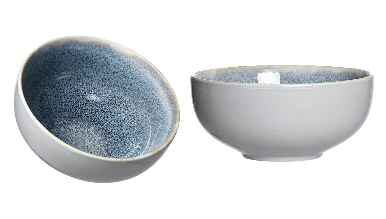 Ritzenhoff & Breker Müslischale STONE SKAGEN Zwei Müsli-Schalen Skagen, 15 cm, in Blau. Eine Schale liegt schräg, die andere steht aufrecht. Die Innenseite zeigt ein blaues, gesprenkeltes Muster.
