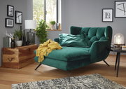 Grünes Longseat mit Samtbezug in einem modernen Wohnzimmer, seitliche Perspektive, dekoriert mit gelber Decke und Kissen.