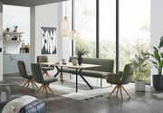 Moderner Esstisch 150x90cm mit Holzplatte und schwarzen Metallbeinen, umgeben von grünen Stühlen und einer Bank, in einem hellen Raum mit großen Fenstern, aus der Perspektive von vorne.