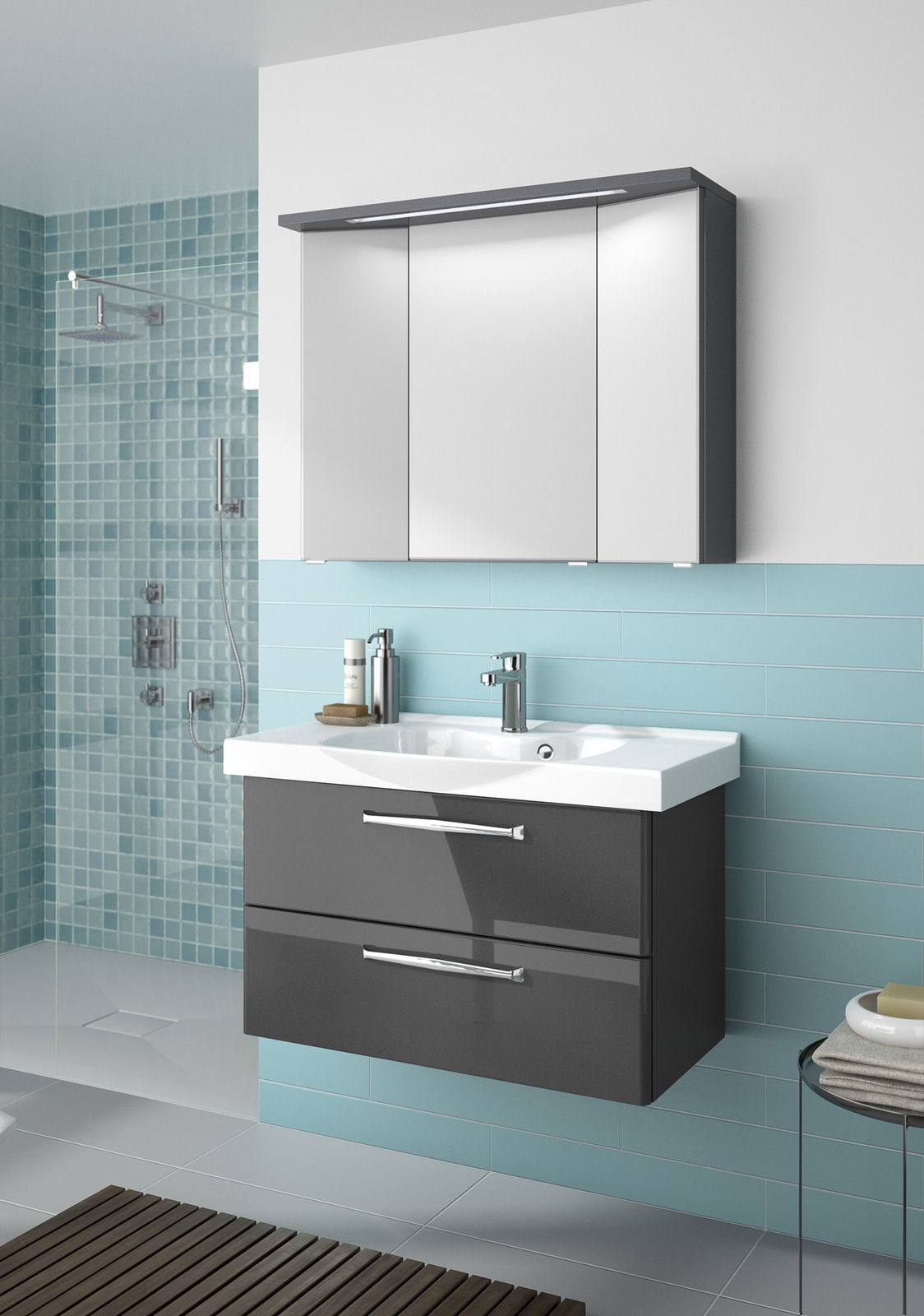 Moderner Badblock mit grauem Waschtisch und Spiegelschrank, seitliche Perspektive