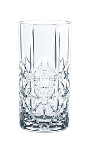 Hochwertiges Longdrinkglas mit elegantem Schliffmuster, seitliche Perspektive