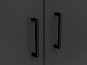 Nahaufnahme von zwei schwarzen Griffen an einem dunklen Mehrzweck-Vorratsschrank, Frontalansicht.