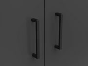 Nahaufnahme von zwei schwarzen Griffen an einem dunklen Mehrzweck-Vorratsschrank, Frontalansicht.