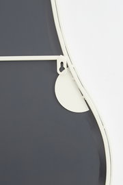 Rückansicht eines Spiegels mit weißem Rahmen und Aufhängung.