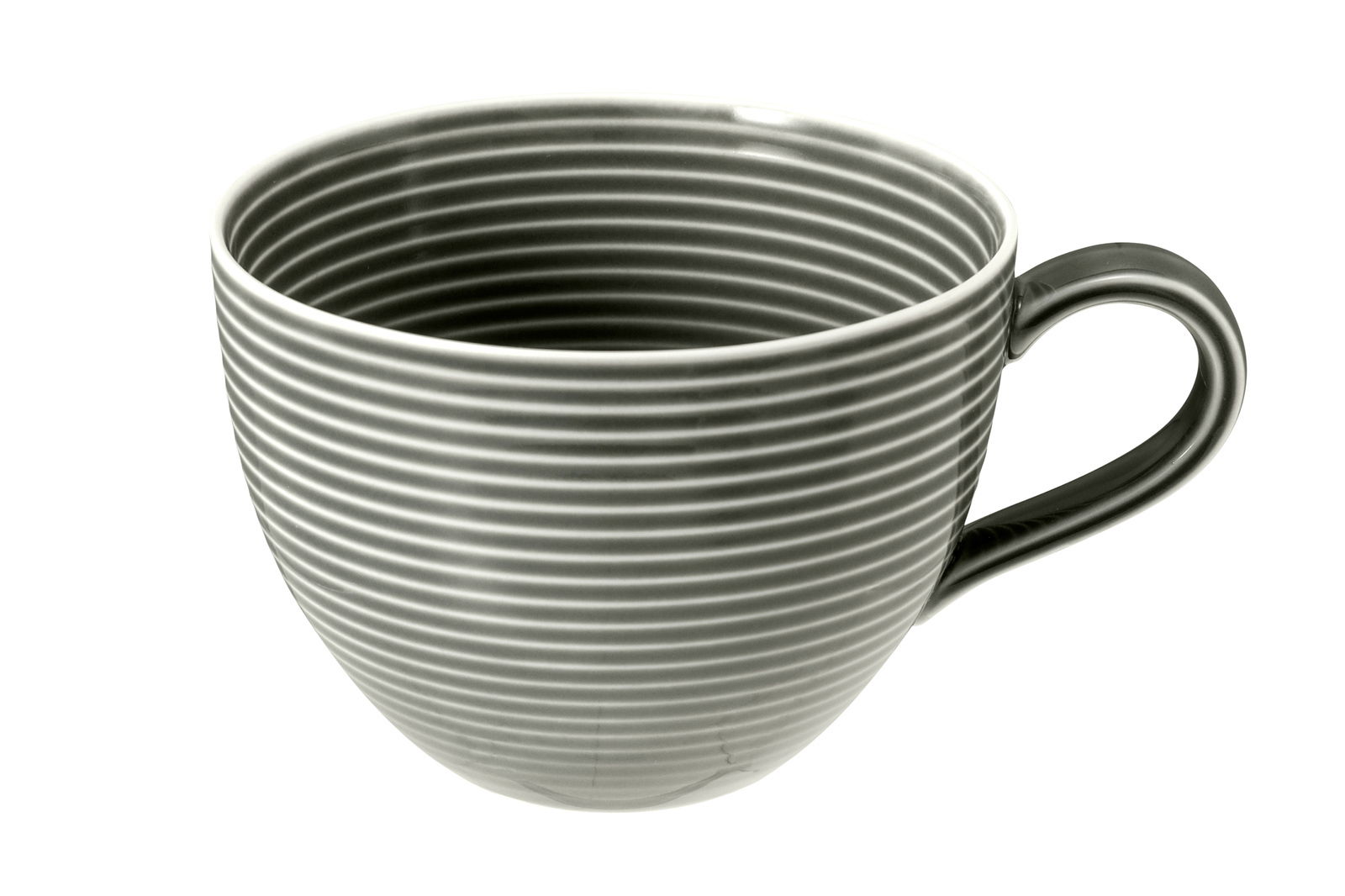 Milchkaffeetasse mit horizontalen Streifen, seitliche Perspektive