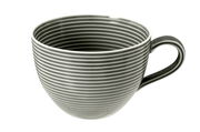 Milchkaffeetasse mit horizontalen Streifen, seitliche Perspektive