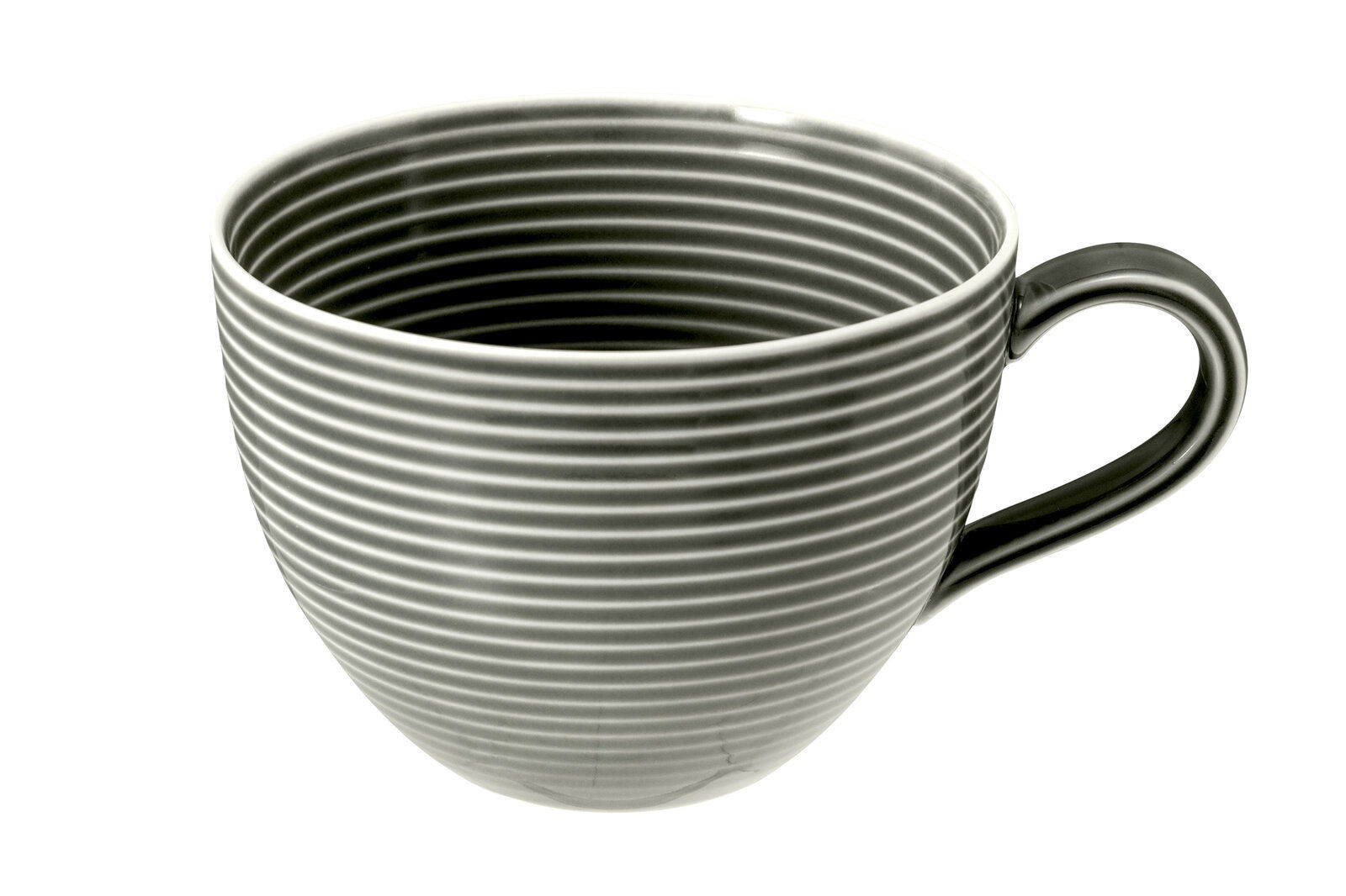 Milchkaffeetasse mit horizontalen Streifen, seitliche Perspektive