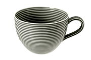 Milchkaffeetasse mit horizontalen Streifen, seitliche Perspektive