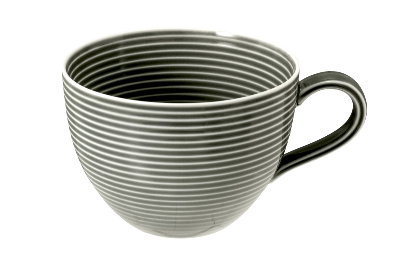 Milchkaffeetasse mit horizontalen Streifen, seitliche Perspektive