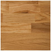 Nahaufnahme einer Holzoberfläche mit natürlicher Maserung, perspektivisch von oben betrachtet.