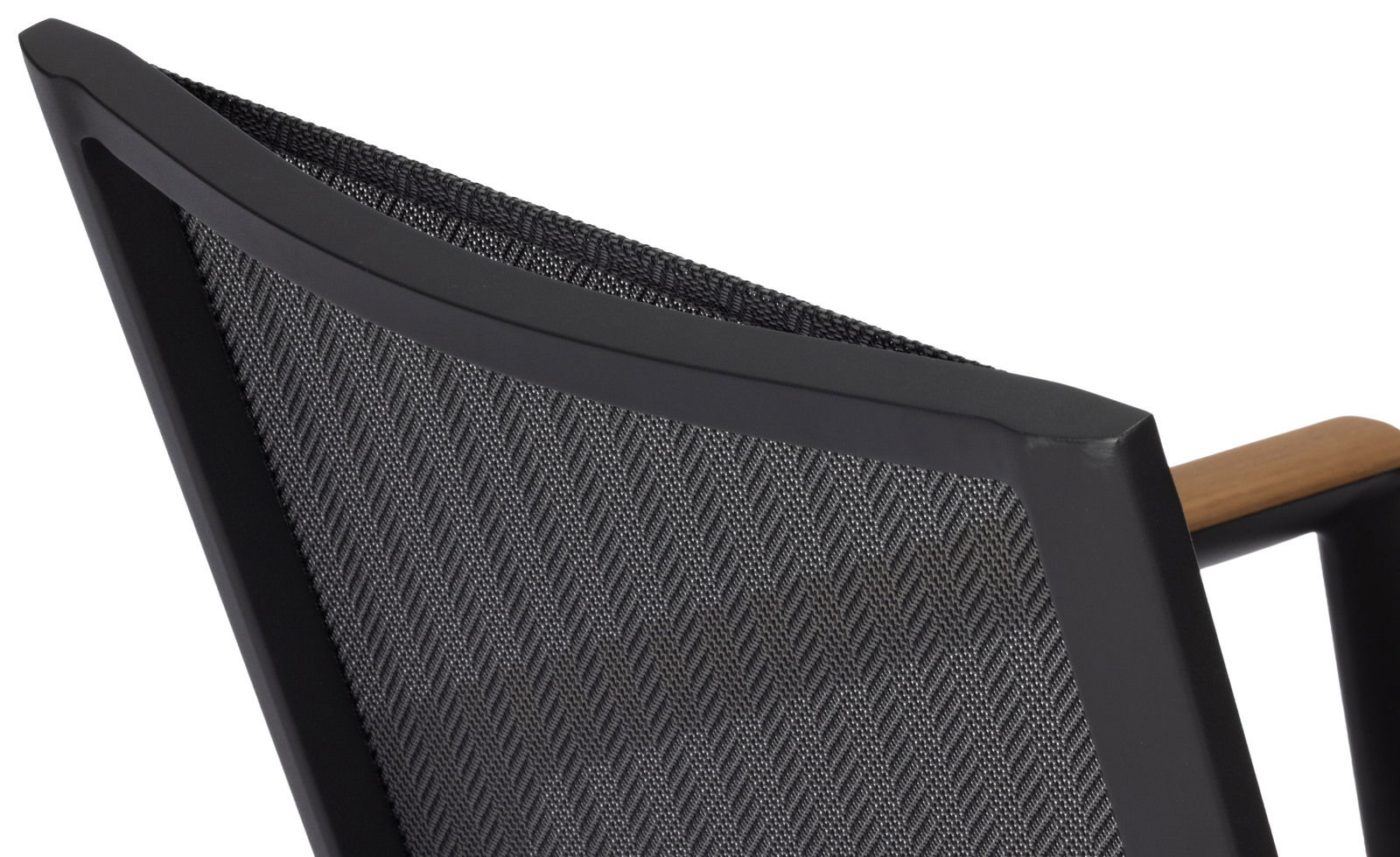 Detailansicht eines Stapelstuhls mit schwarzem Rahmen und gemustertem Netzgewebe von hinten.