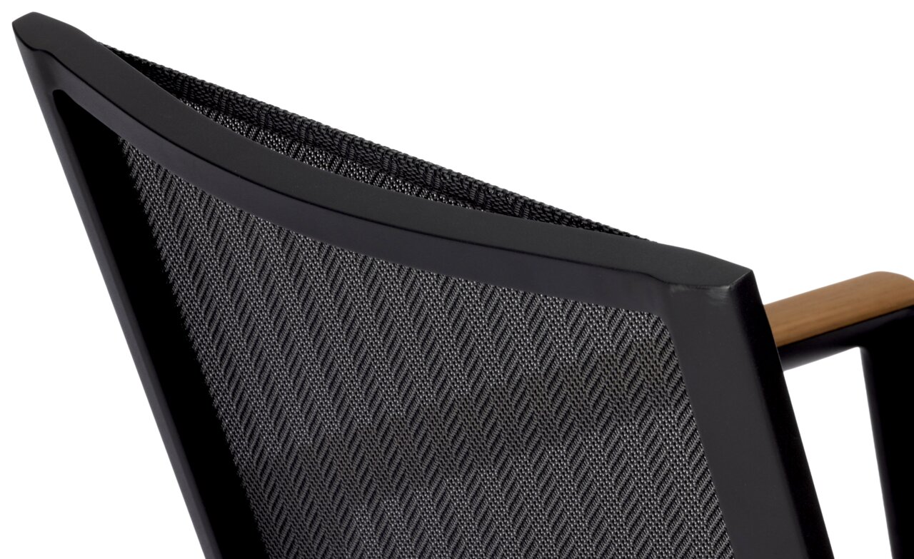 Detailansicht eines Stapelstuhls mit schwarzem Rahmen und gemustertem Netzgewebe von hinten.
