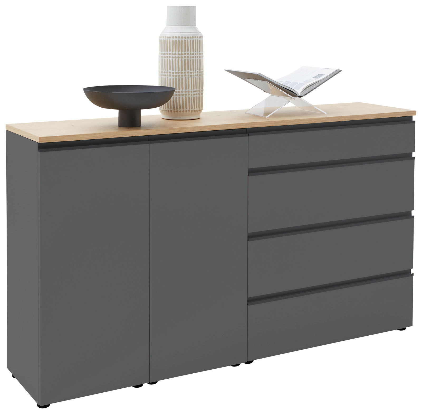 Graues Sideboard mit zwei Türen und vier Schubladen, dekoriert mit einer Vase, einer Schale und einem Buchständer, aus frontaler Perspektive.