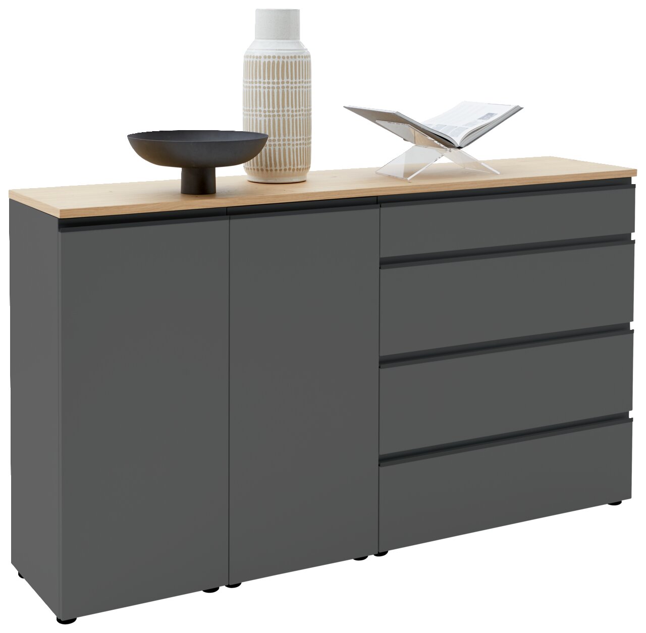 Graues Sideboard mit zwei Türen und vier Schubladen, dekoriert mit einer Vase, einer Schale und einem Buchständer, aus frontaler Perspektive.