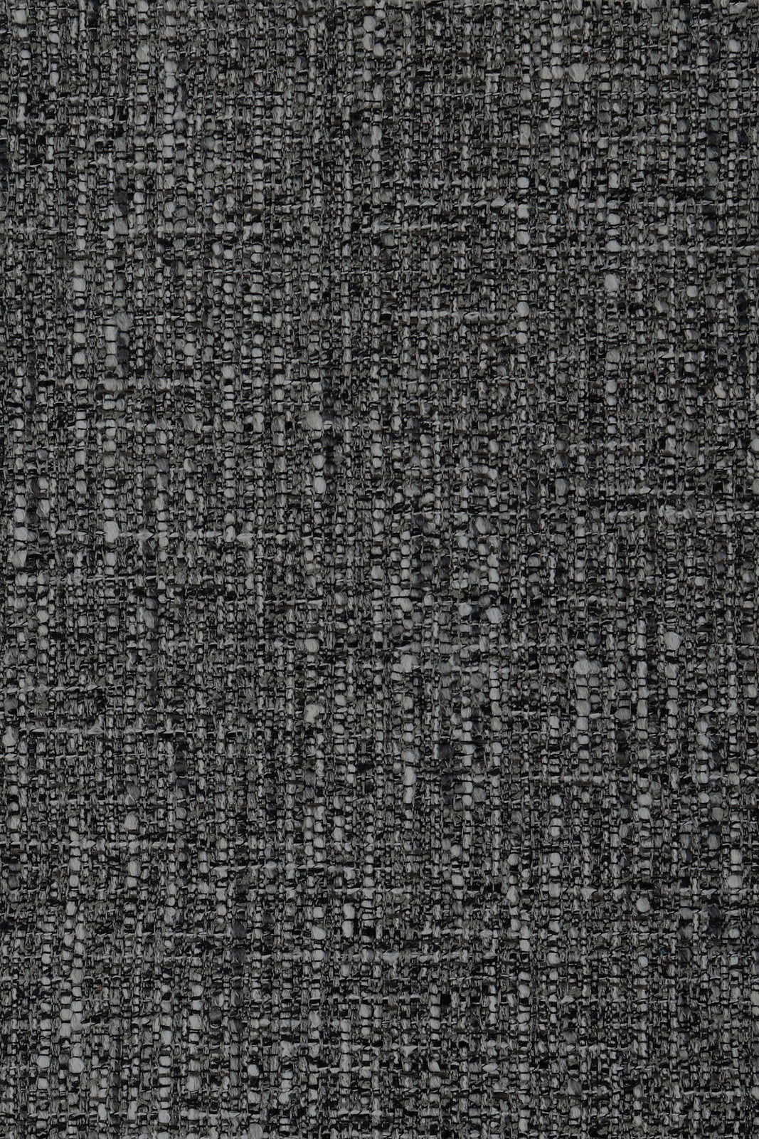 Nahaufnahme eines dunkelgrauen, strukturierten Stoffes mit grober Webstruktur, von oben betrachtet.