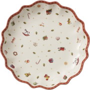 Große, runde Schale mit einem Durchmesser von 25 cm, verziert mit weihnachtlichen Motiven wie Geschenken, Teddybären und Zuckerstangen. Die Schale hat einen gewellten Rand mit rotem Muster. Ansicht von oben.