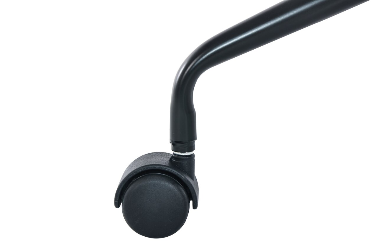 Nahaufnahme eines schwarzen Stuhlbeins mit Rolle, seitliche Perspektive