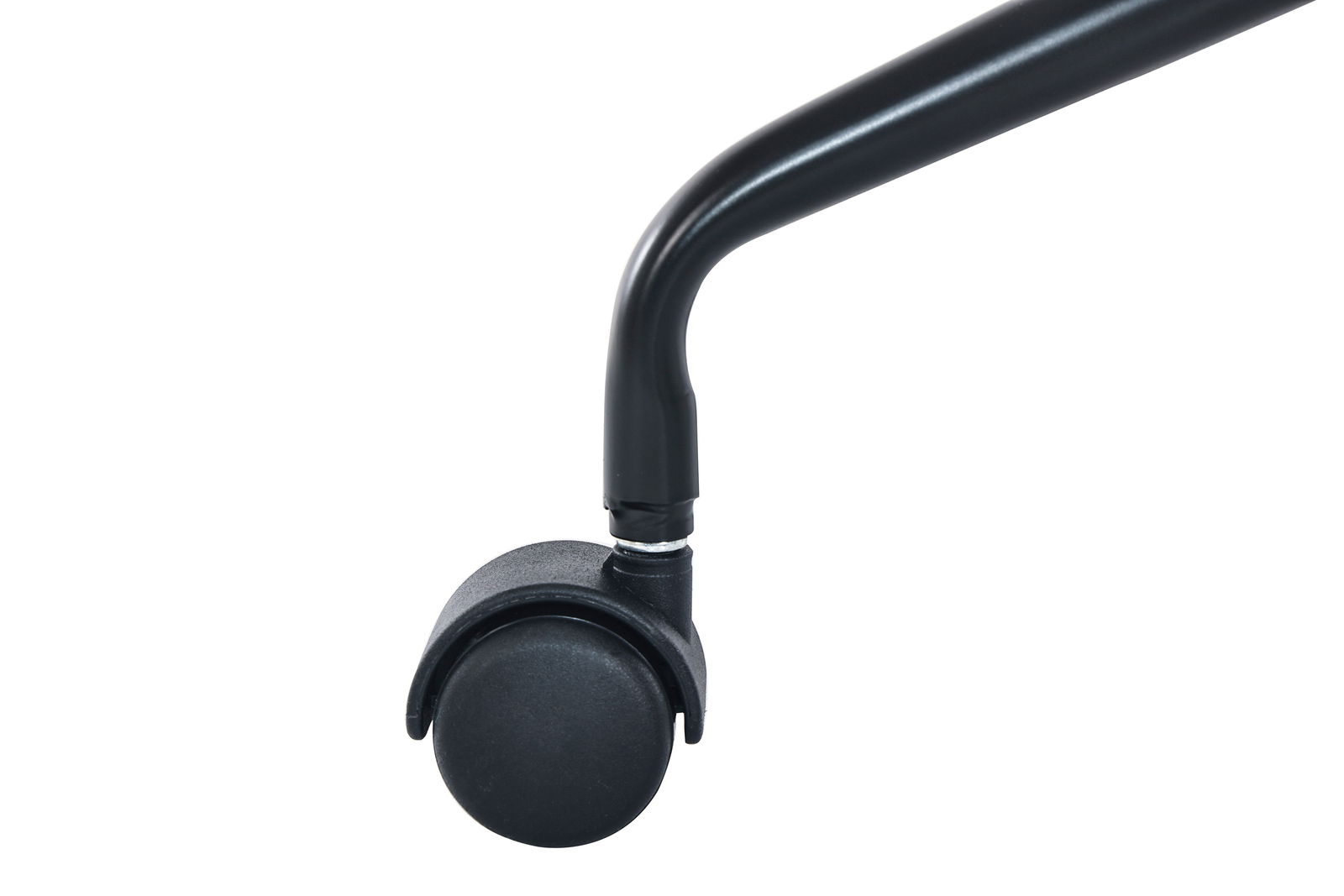 Nahaufnahme eines schwarzen Stuhlbeins mit Rolle, seitliche Perspektive