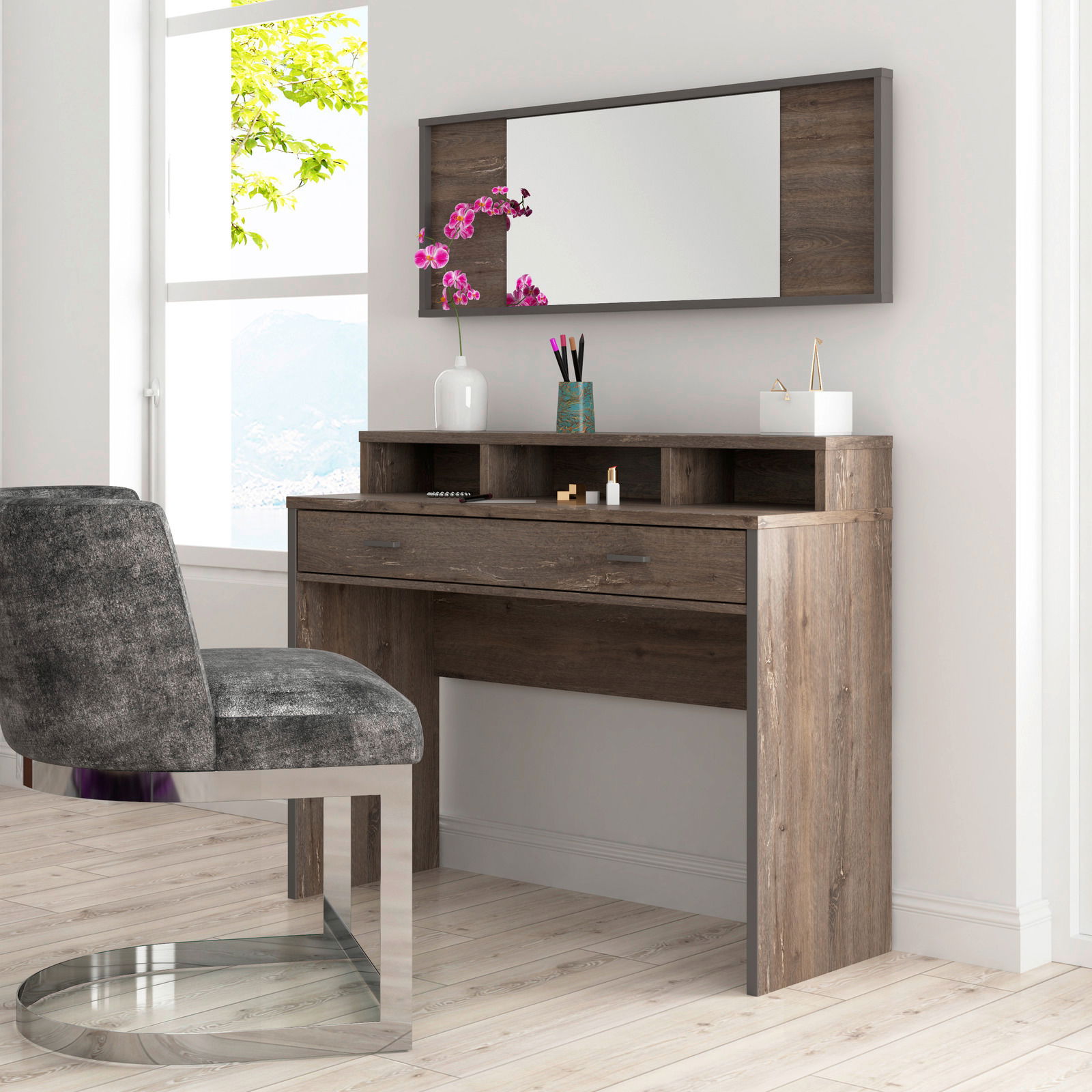Schminktisch mit Spiegel in Holzoptik, seitliche Perspektive, mit Stuhl und dekorativen Elementen.