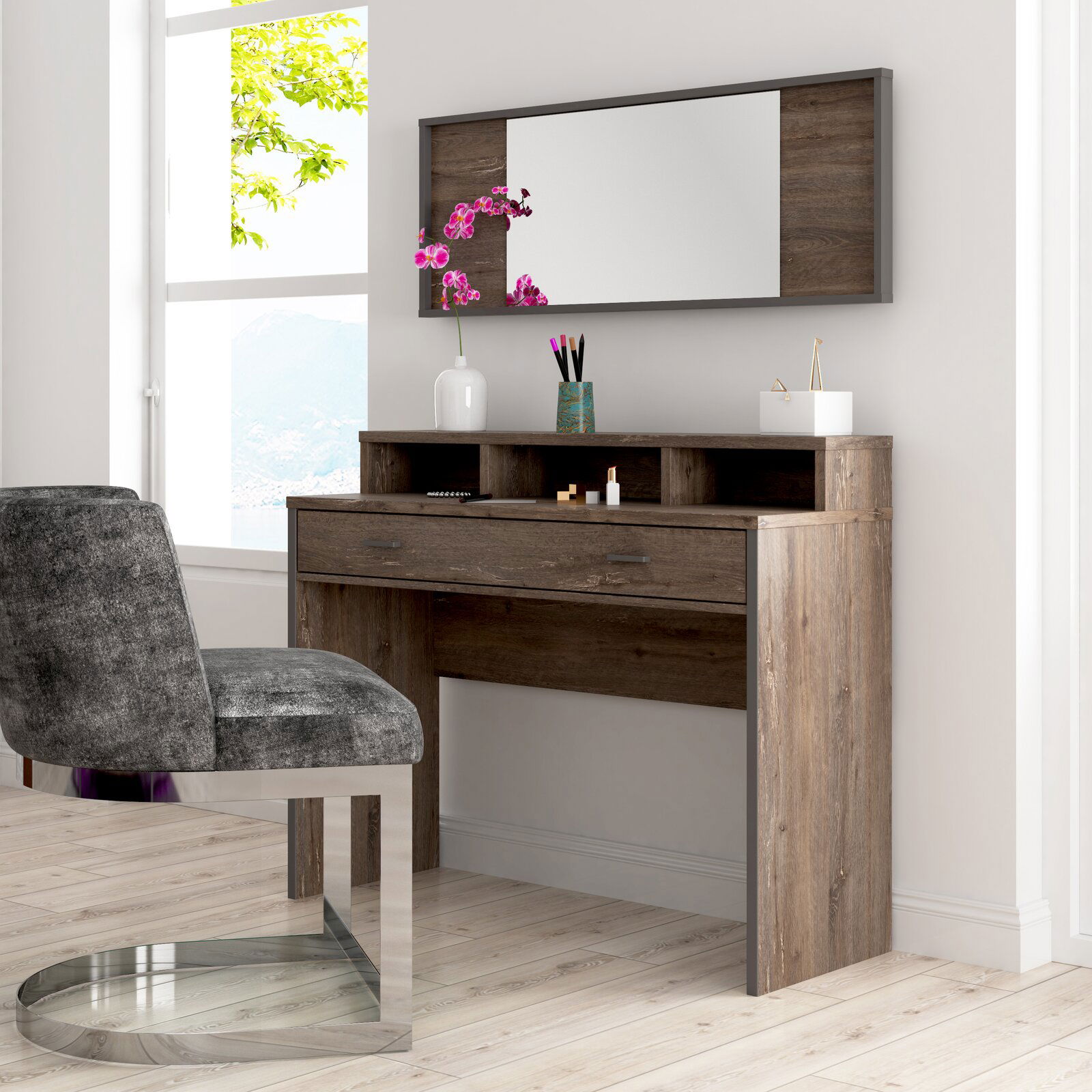 Schminktisch mit Spiegel in Holzoptik, seitliche Perspektive, mit Stuhl und dekorativen Elementen.