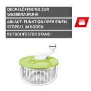 Grün-weiße Salatschleuder mit transparenter Schüssel und Siebeinsatz, Deckel mit Wasserzufuhröffnung und Ablaufstopfen; Produktansicht schräg von oben auf weißem Hintergrund.