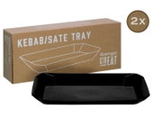 Schwarzes Kebab/Sate-Serviertablett vor brauner Verpackung mit Aufdruck „KEBAB/SATE TRAY“ und „sango STREAT“, 2er-Set, perspektivische Frontansicht leicht von oben.