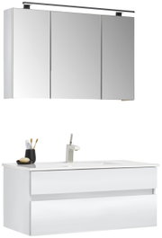 Moderner Badblock mit Spiegelschrank und Waschbecken, seitliche Perspektive