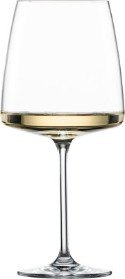 Weinglas mit weißem Wein, seitliche Perspektive
