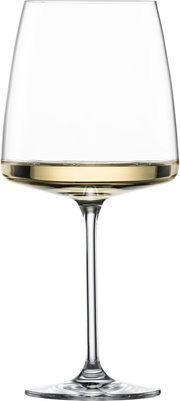 Weinglas mit weißem Wein, seitliche Perspektive