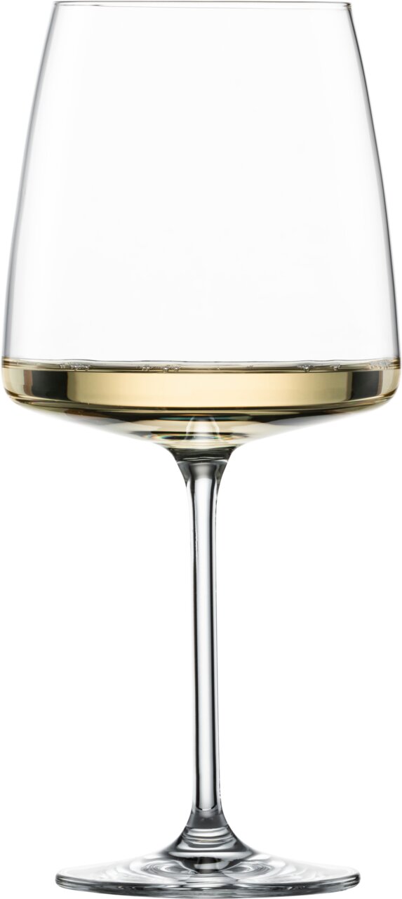 Weinglas mit weißem Wein, seitliche Perspektive