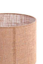 Nahaufnahme eines zylindrischen, texturierten Lampenschirms aus braunem Stoff, seitliche Perspektive