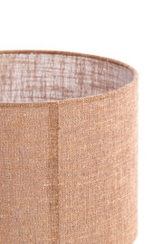 Nahaufnahme eines zylindrischen, texturierten Lampenschirms aus braunem Stoff, seitliche Perspektive