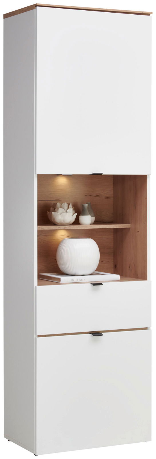 Hom´in Vitrine DIANA Moderne weiße Vitrine mit Holzdetails, frontal fotografiert, mit dekorativen Objekten und Beleuchtung im offenen Fach.