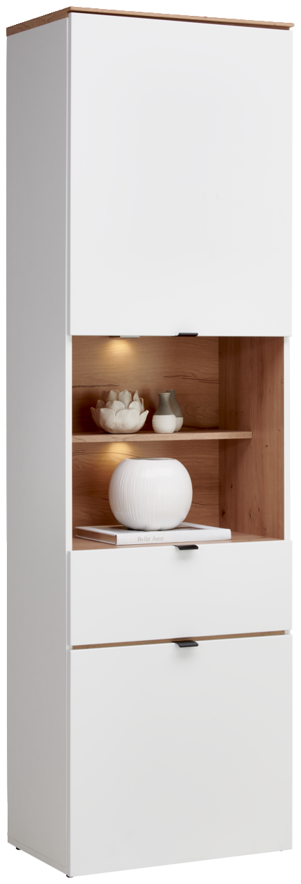 Hom´in Vitrine DIANA Moderne weiße Vitrine mit Holzdetails, frontal fotografiert, mit dekorativen Objekten und Beleuchtung im offenen Fach.