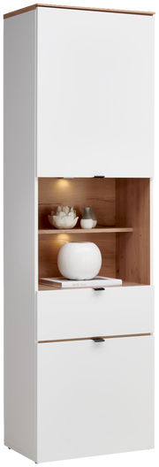 Moderne weiße Vitrine mit Holzdetails, frontal fotografiert, mit dekorativen Objekten und Beleuchtung im offenen Fach.