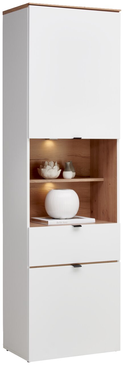 Hom´in Vitrine DIANA Moderne weiße Vitrine mit Holzdetails, frontal fotografiert, mit dekorativen Objekten und Beleuchtung im offenen Fach.