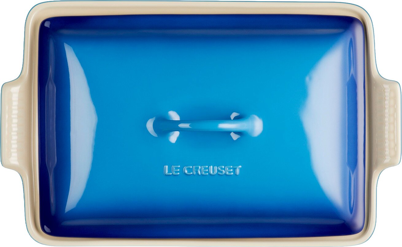 Blauwe rechthoekige Le Creuset ovenschaal met deksel en handgrepen, bovenaanzicht