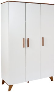Weißer dreitüriger Kleiderschrank mit Holzgriffen und schrägen Holzfüßen, seitliche Perspektive