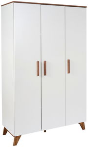 Weißer dreitüriger Kleiderschrank mit Holzgriffen und schrägen Holzfüßen, seitliche Perspektive