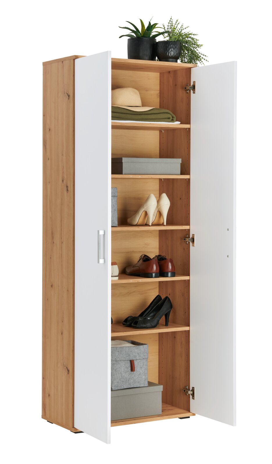 Offener XL-Schuhschrank aus Holz mit weißen Türen, gefüllt mit Schuhen, Hüten und Pflanzen auf der Oberseite, seitliche Perspektive