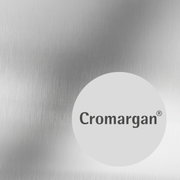 Nahaufnahme der gebürsteten Edelstahloberfläche eines Dosenöffners mit dem Schriftzug 'Cromargan'.