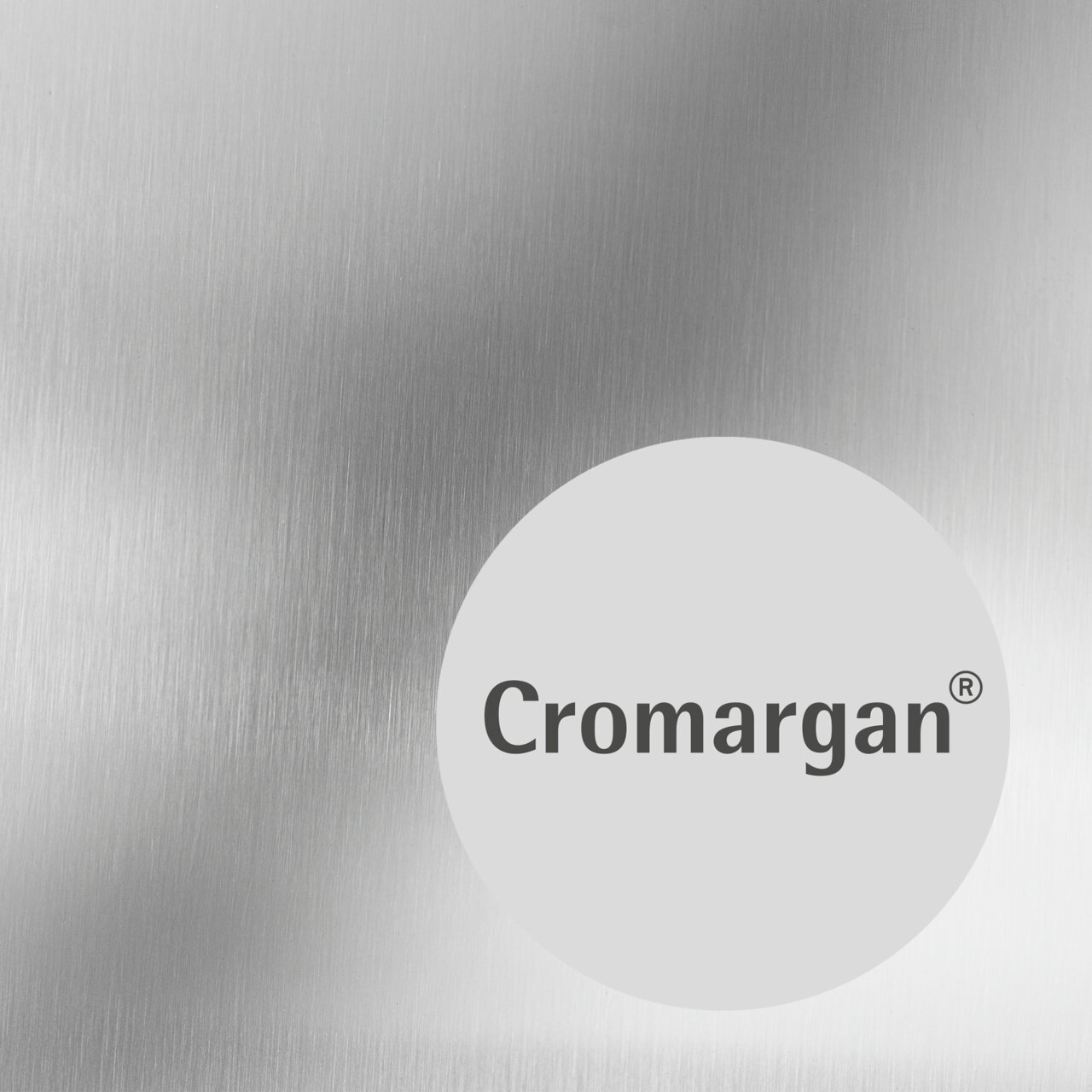 Nahaufnahme der gebürsteten Edelstahloberfläche eines Dosenöffners mit dem Schriftzug 'Cromargan'.
