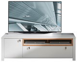 Weißes TV-Unterteil mit zwei Türen und offenen Fächern, frontal fotografiert, mit einem modernen Fernseher darauf.