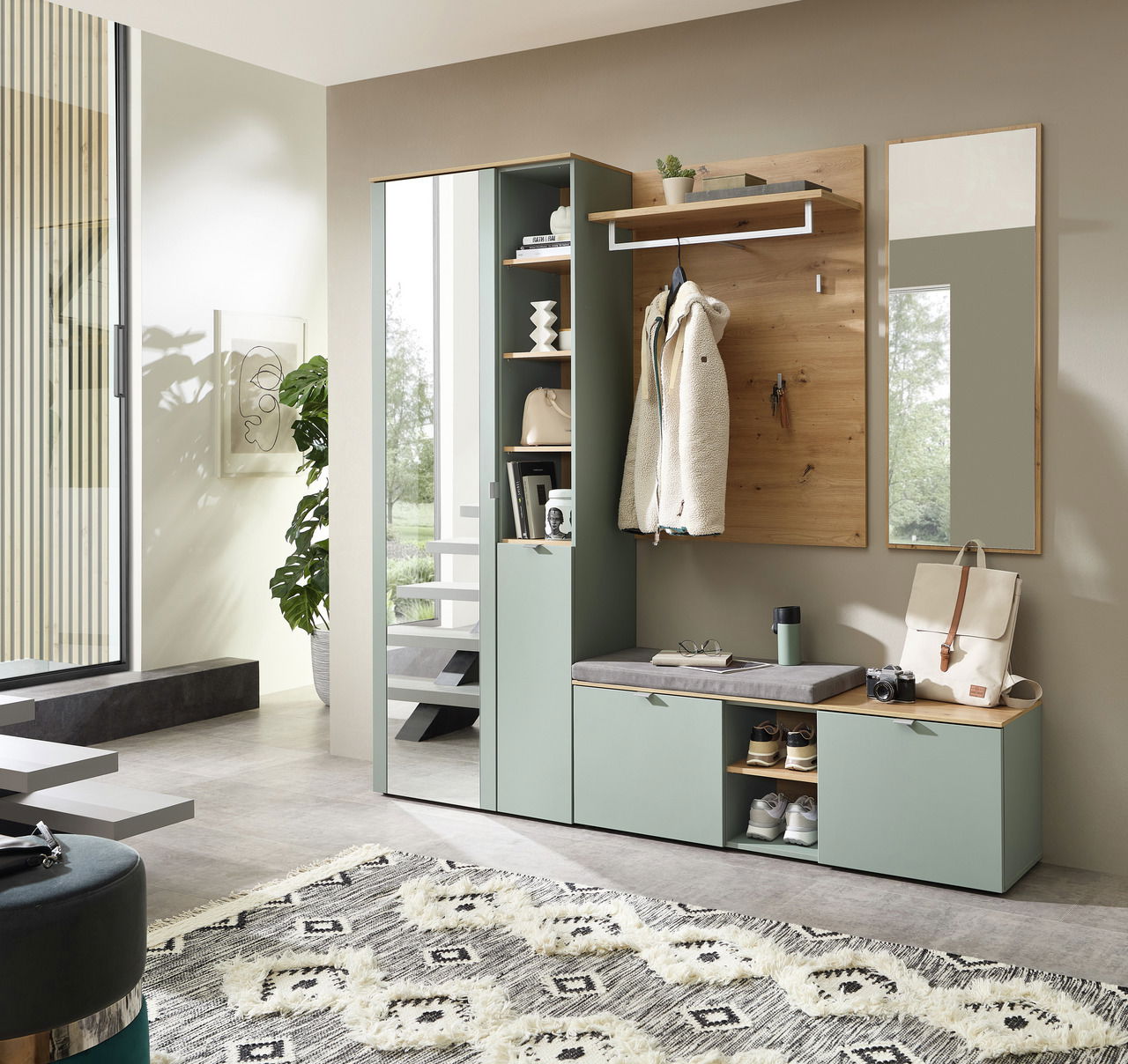 Modernes Garderoben-Set in einem hellen Raum mit Spiegel, Kleiderhaken, Sitzbank und Stauraum, seitliche Perspektive.