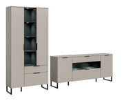 Modernes Sideboard und hoher Vitrinenschrank in Greige mit schwarzen Metallfüßen, teils geöffnet mit dunklem Innenraum und LED-Beleuchtung, Ansicht schräg von vorn (3/4-Perspektive)