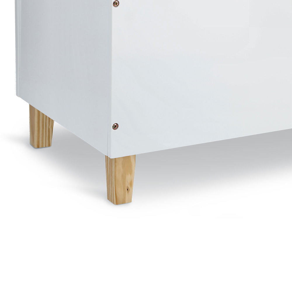 Weiße Kinder-Truhe mit Holzbeinen, seitliche Perspektive