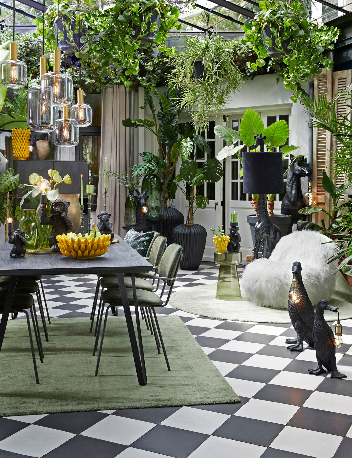 Light&Living Tischleuchte DUCK Tischleuchte DUCK in einem üppig begrünten Raum, seitliche Perspektive