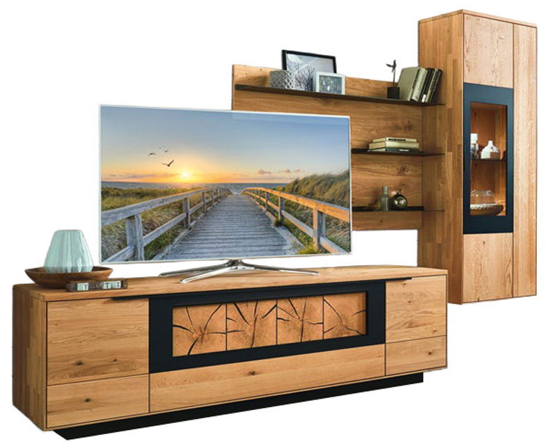 Moderne Wandkombination aus Holz mit TV-Schrank, Wandregal und Vitrine, aus frontaler Perspektive.